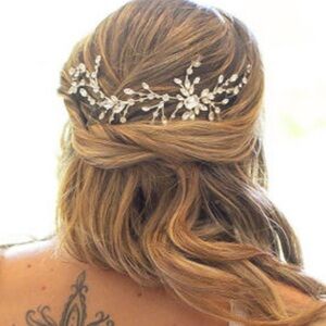 Gorgeous bridal headpiece.